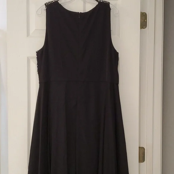 Beautiful Women's beaded and stunning looking long gown. - Picture 5 of 10